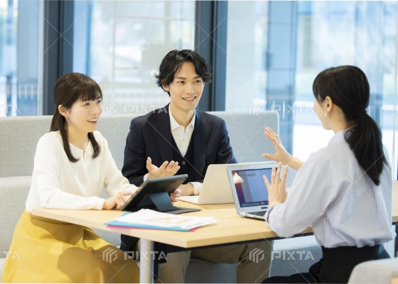 写真:応援ネットワークミーティングのイメージ。テーブルで意見交換をしている。